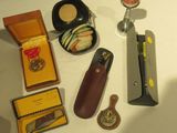 une table blanche sur laquelle sont disposés divers objets