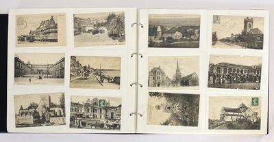 un livre ouvert sur lequel figurent des images de bâtiments