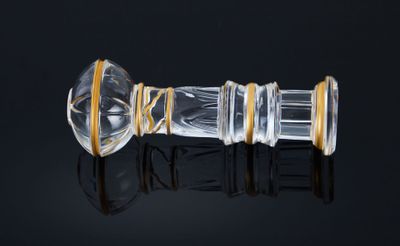 une image d'un objet en verre posé sur une surface noire