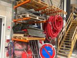 un garage avec beaucoup d'objets sur les étagères