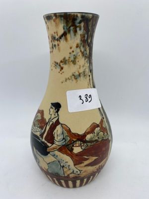 un vase sur lequel figure la photo d'une femme