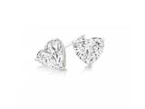 une paire de boucles d'oreilles en diamant en forme de cœur sur fond blanc