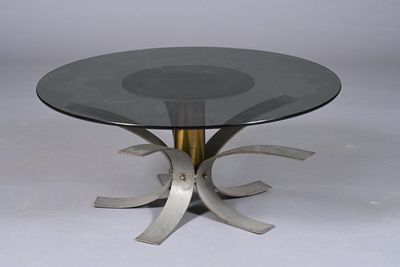 une table en verre avec une base en métal et un plateau en verre
