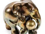 statue d'un éléphant tenant une balle dans sa trompe