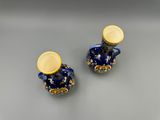 une paire de vases bleus et dorés surmontés d'un citron