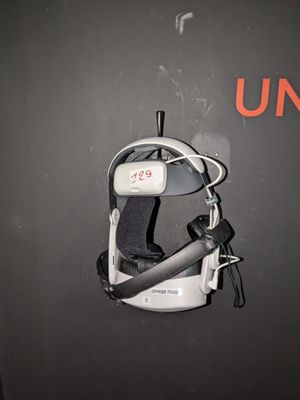 une photo d'un mur sur lequel sont accrochés plusieurs casques audio