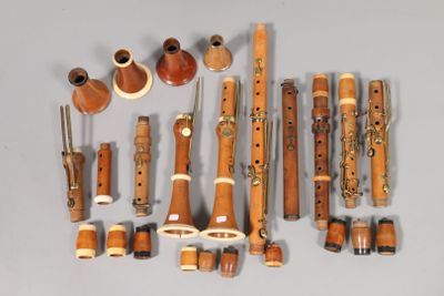 tout un tas d'instruments de musique posés sur une table