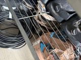 une étagère en métal sur laquelle sont posées plein de chaussures
