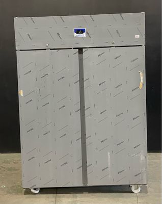 une photo d'une armoire métallique avec un bouton bleu sur la porte
