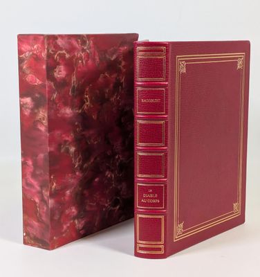 un vieux livre rouge aux tranches dorées et à la couverture rouge