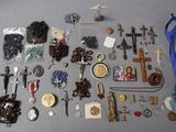 beaucoup d'objets religieux sur la table