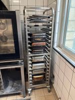 1 échelle avec plateaux en inox sans les plateaux.