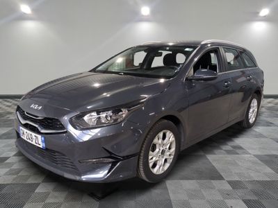 la voiture grise est garée sur un sol en damier dans le garage