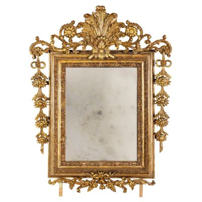 une image d'un miroir encadré d'or sur un fond blanc