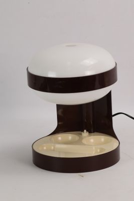 une lampe posée sur une table et munie d'un cordon