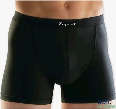 un gros plan sur un homme portant un boxer noir