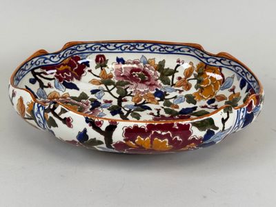 GIEN. Légumier ou coupe en faïence polychrome à décor émaill… - Photo 1