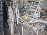 une charrette tirée par un cheval, immobilisée dans la poussière
