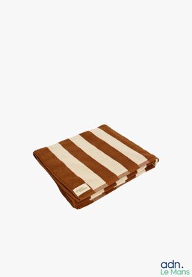 une serviette rayée orange et blanche sur fond blanc