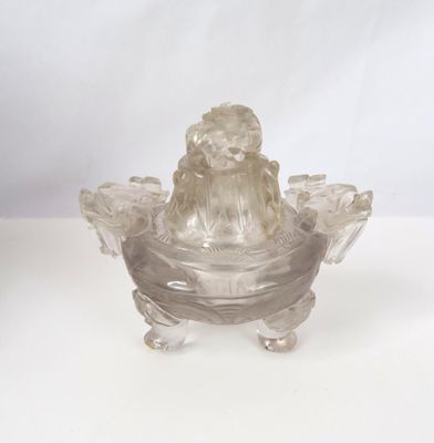 un bol en verre transparent surmonté d'un oiseau