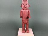 l'image d'une statue en bois représentant un homme avec un chapeau sur la tête