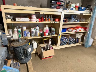 un garage où les étagères regorgent d'outils et de matériel