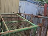 une cage posée par terre devant un immeuble