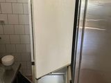 un réfrigérateur dont la porte est ouverte dans une cuisine