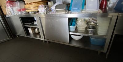 une cuisine avec des placards en inox et un plan de travail