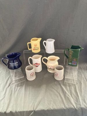 de nombreux types de tasses à café sur la table