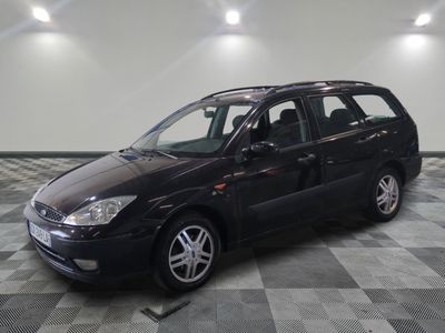 la photo d'une petite voiture noire garée dans un garage