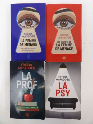 trois livres posés sur une table blanche, avec une couverture rouge, bleue et noire