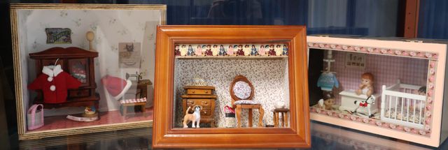 Diorama. Lot de 3 compositions miniatures, dans une vitrine en bo...