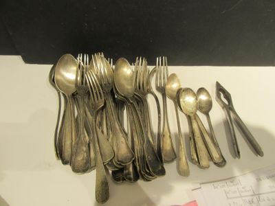 beaucoup de cuillères et de fourchettes en argent sur la table