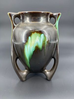 un vase orné d'un motif vert et noir
