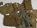 un tas de vêtements militaires posé sur une surface blanche