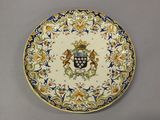 une assiette décorative ornée d'un blason