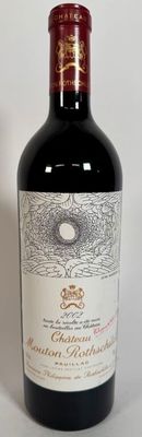une bouteille de vin posée sur une table