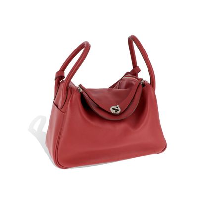 un sac à main en cuir rouge sur fond blanc