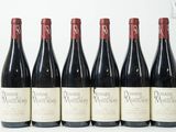 six bouteilles de vin sont alignées dans une rangée