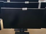 un bureau équipé d'un écran d'ordinateur et d'un clavier