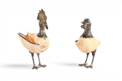 paire de figurines d'oiseaux en argent et en bronze sur fond blanc