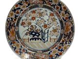 une assiette ornée d'un motif sur fond blanc