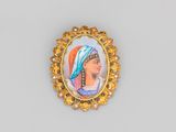 un portrait en or et émail représentant une femme coiffée d'un turban