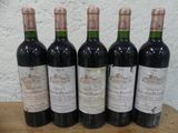 six bouteilles de vin sont alignées sur une table en bois