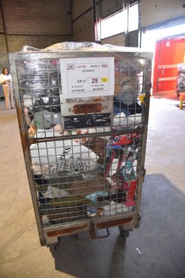 un chariot métallique contenant de nombreux articles dans un entrepôt