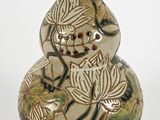 un vase avec un motif sur fond blanc