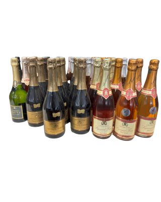 des bouteilles de vin sont alignées sur une surface blanche