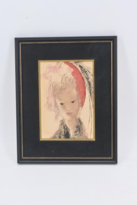portrait d'une femme coiffée d'un chapeau rouge devant un mur blanc