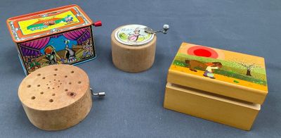 trois boîtes en bois et une petite boîte en bois posées sur une table